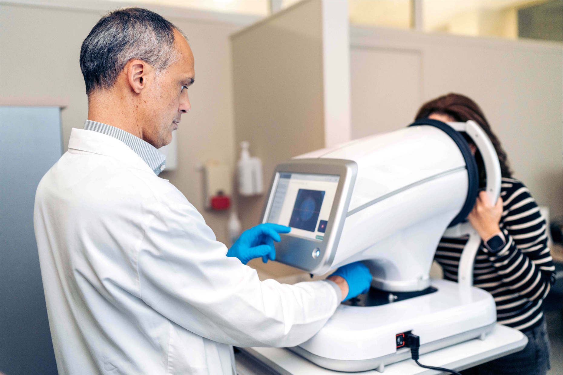 voiant how to integrate ocular safety imaging into clinical trials imaging for oncology neurology cardiovascular trials imaging CRO. Ophthalmologist imaging team doing eye screening for patient for clinical trial at reading center